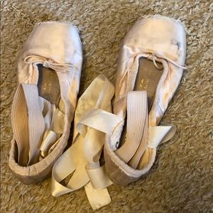 Pointe shoes 🌺final sale